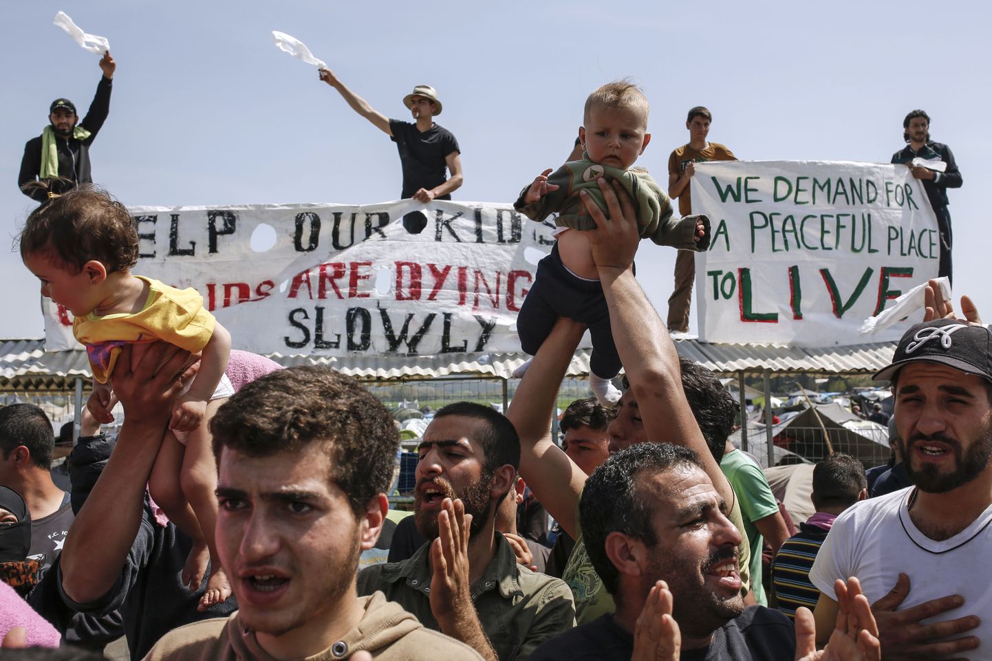Migrantide eilne meeleavaldus Kreeka-Makedoonia piiril Idomeni asulas. Suletud piiril on laagris umbes 11 000 migranti.