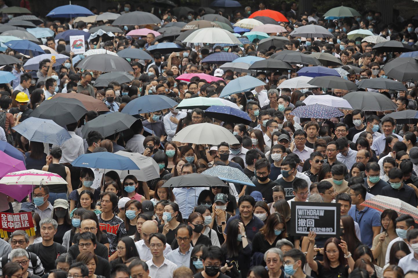 Люди в Гонконге вышли на улицу