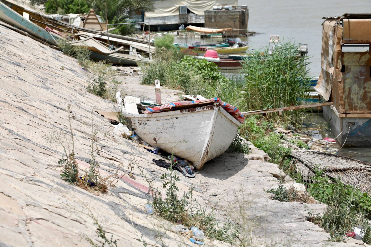 Kuivale jäänud paat Tigrise jõe kaldal Bagdadis. Tigrise veetase on viimasel ajal kiiresti kahanenud.