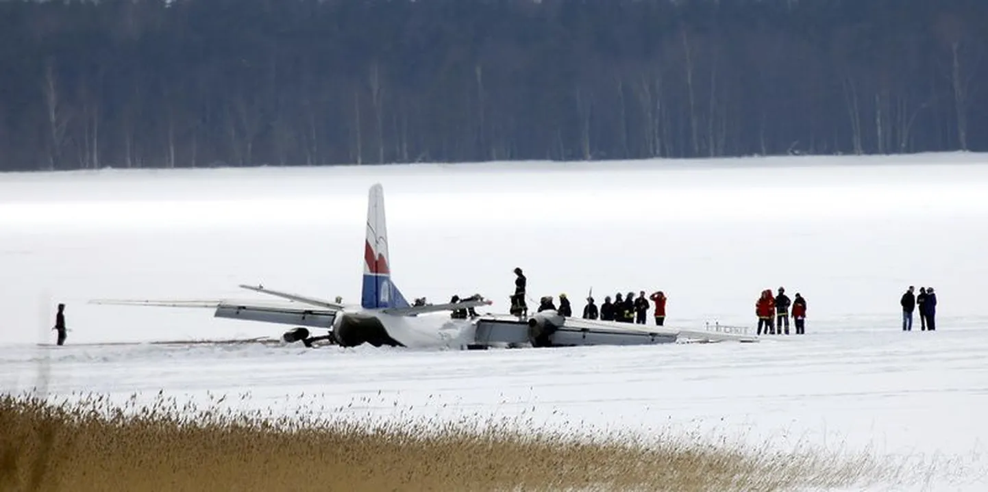 Самолет Ан-26 на льду озера Юлемисте.