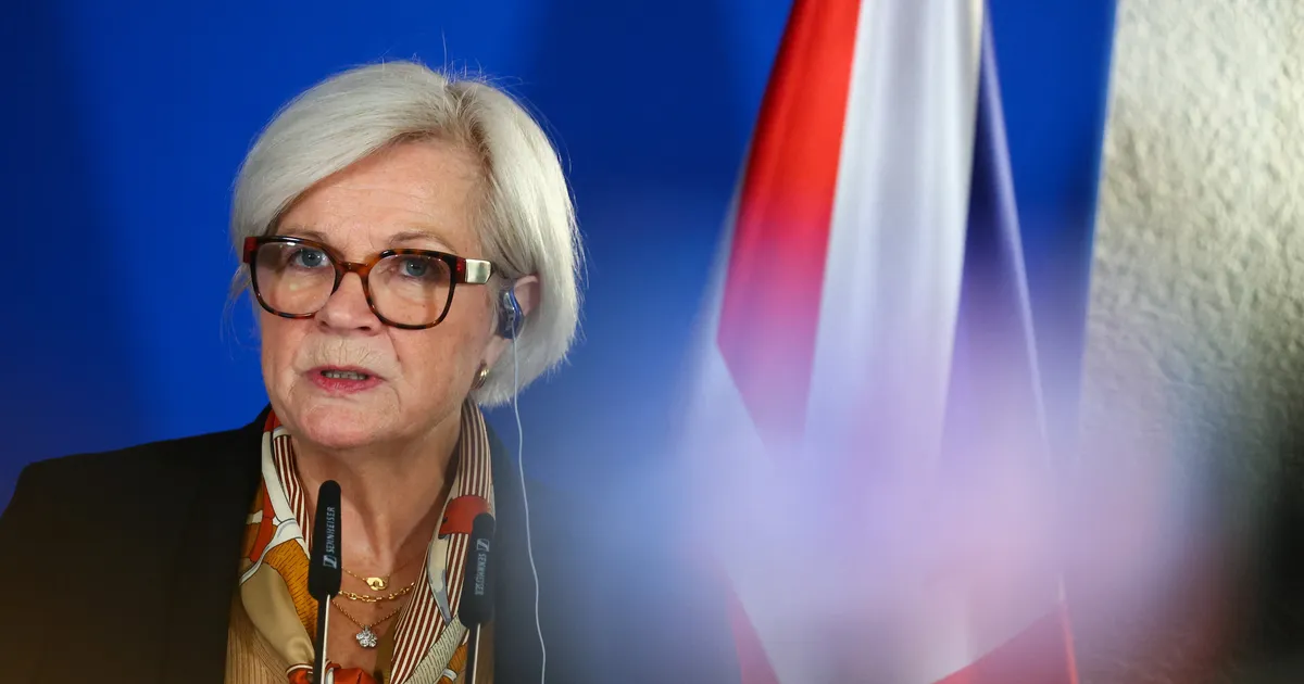 Prantsuse sõjaväeluure juht kindral Jacques Langlade de Montgros kinnitas pühapäeval oma teenistuse ja Ukraina poole vahelist viljakat koostööd, teatas ukrainla