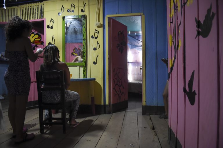 Venezuela põgenikud teenivad prostituutidena elatist Colombias, Calamari piirkonna baaris.