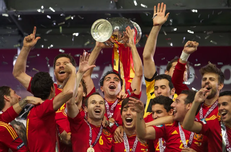 Xavi käes on 2012. aasta EMi trofee.