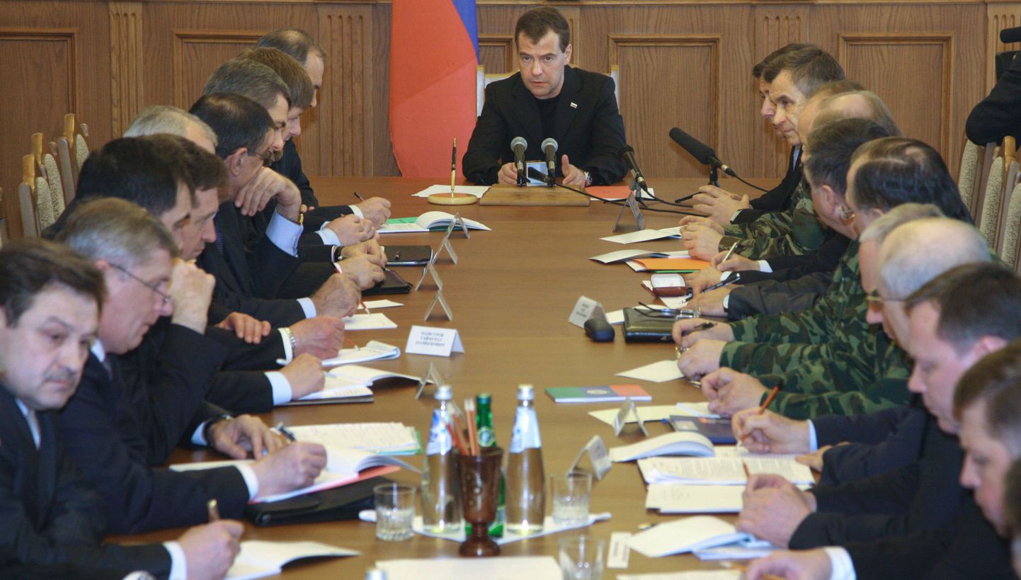 1. aprillil käis president Dmitri Medvedev Dagestani pealinnas Mahhatškalas, kus leidis aset terrorismi puudutanud kriisikoosolek.