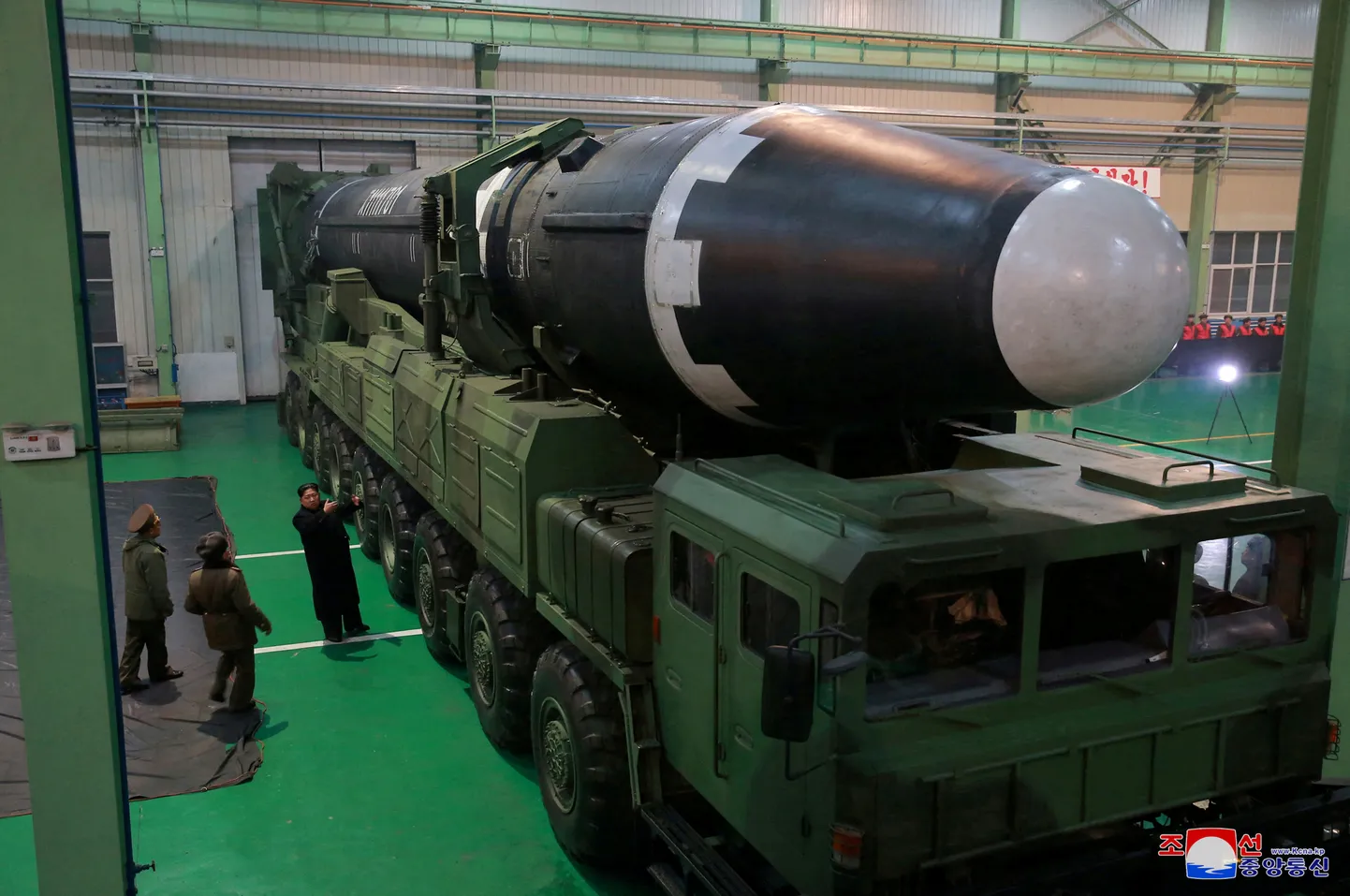 Põhja-Korea liider Kim Jong-un tutvumas mandritevahelise ballistilise raketi süsteemiga. Foto on illustratiivne.