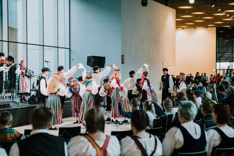 Möödunud aastal Eesti Rahva Muuseumis lõppkontserdil üles astunud Leesikad Tallinna Prantsuse lütseumist.