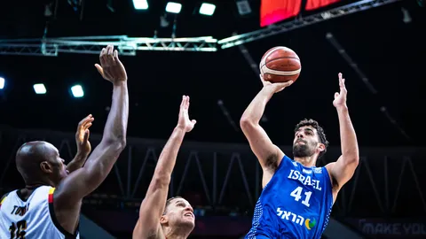 Izraēlas basketbolisti nodrošina ceļazīmi uz Rīgu, Grieķijai pirmais zaudējums