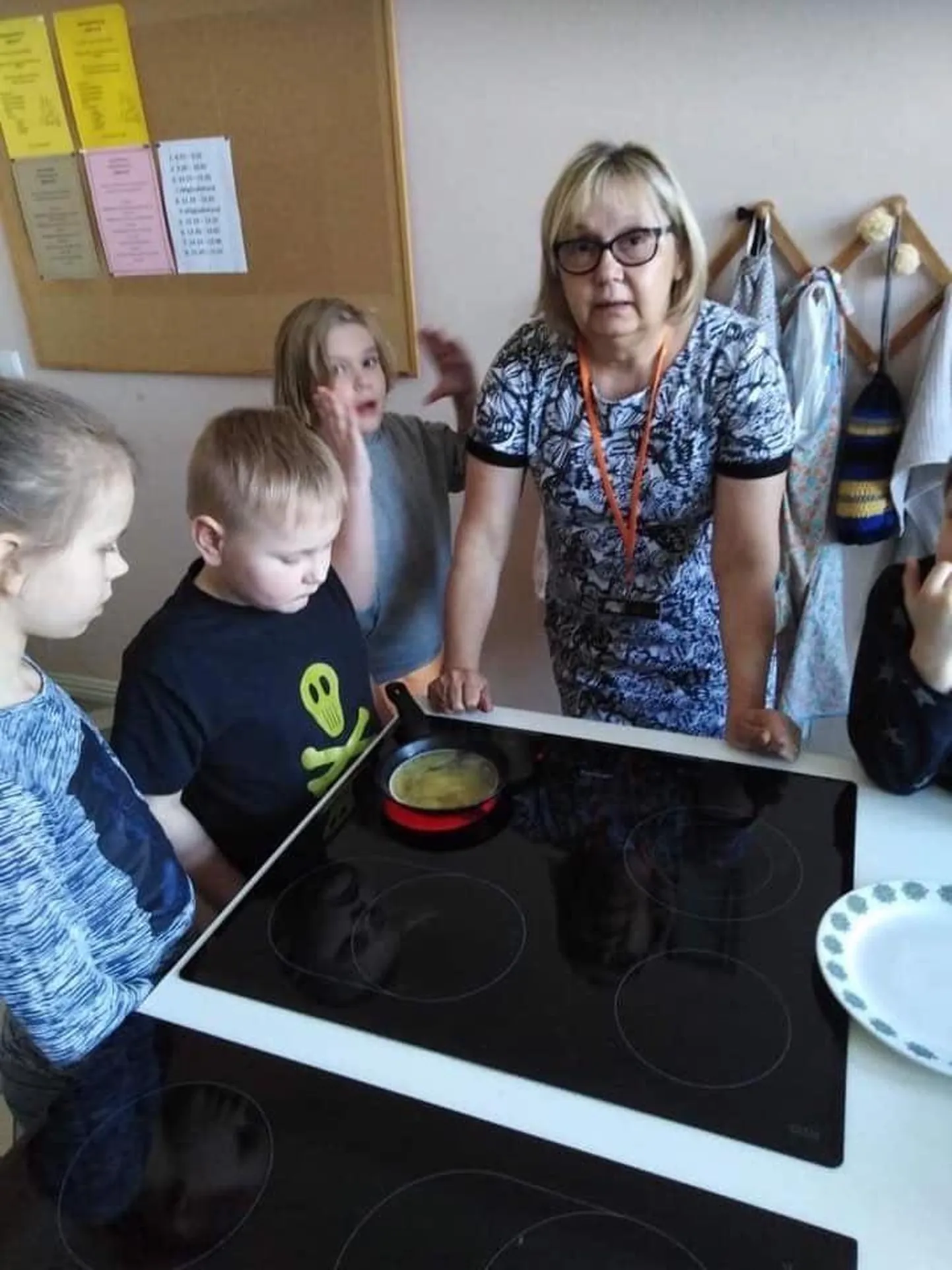 Pille Ellandi on tänulik lapsevanematele, kes käivad koos lastega õues kevademärke uurimas ja saadavad laste kodutöödest pilte.