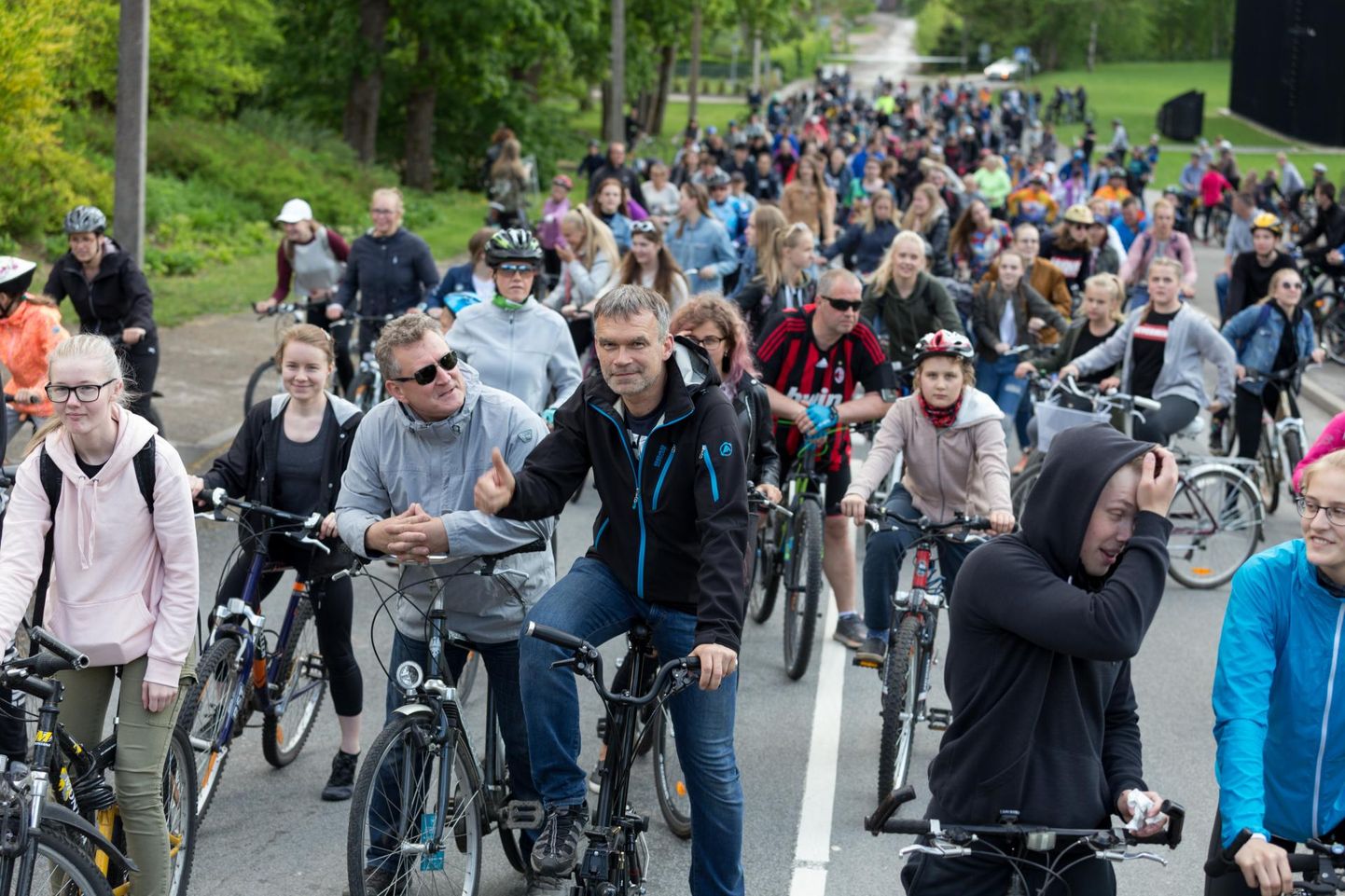 Gümnasistide veetav nädal lõpeb "Velokuluga", kui linnarahvas sõidab jalgratastel ühiselt mööda linna.