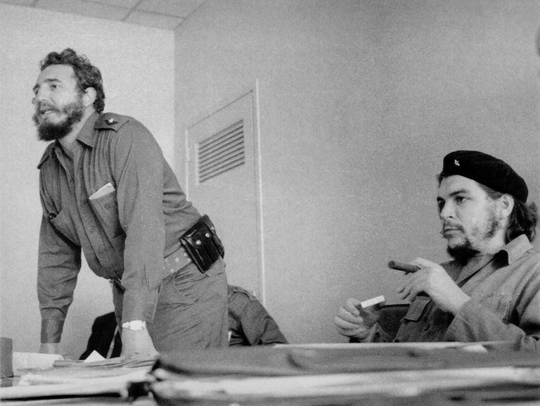 1960ndatest pärit foto, millel on Fidel Castro (vasakul) ja Ernesto «Che» Guevara. Foto: Scanpix/AFP PHOTO/Cuba's Council of State Archive