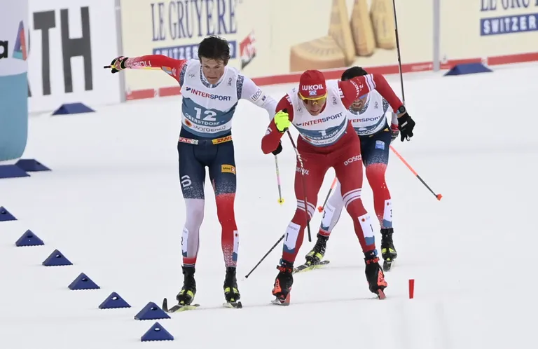 Aleksandr Bolšunov (keskel) võitluses Johannes Hoesflot Klaeboga Oberstdorfi MMi meeste 50 km finišisirgel