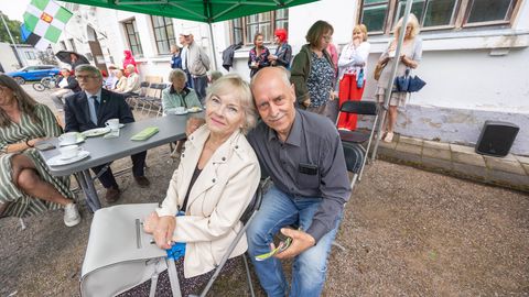 PALJU ÕNNE, TÜRI LINN! ⟩ Linlased said Türi juubeli puhul hommikul suu magusaks