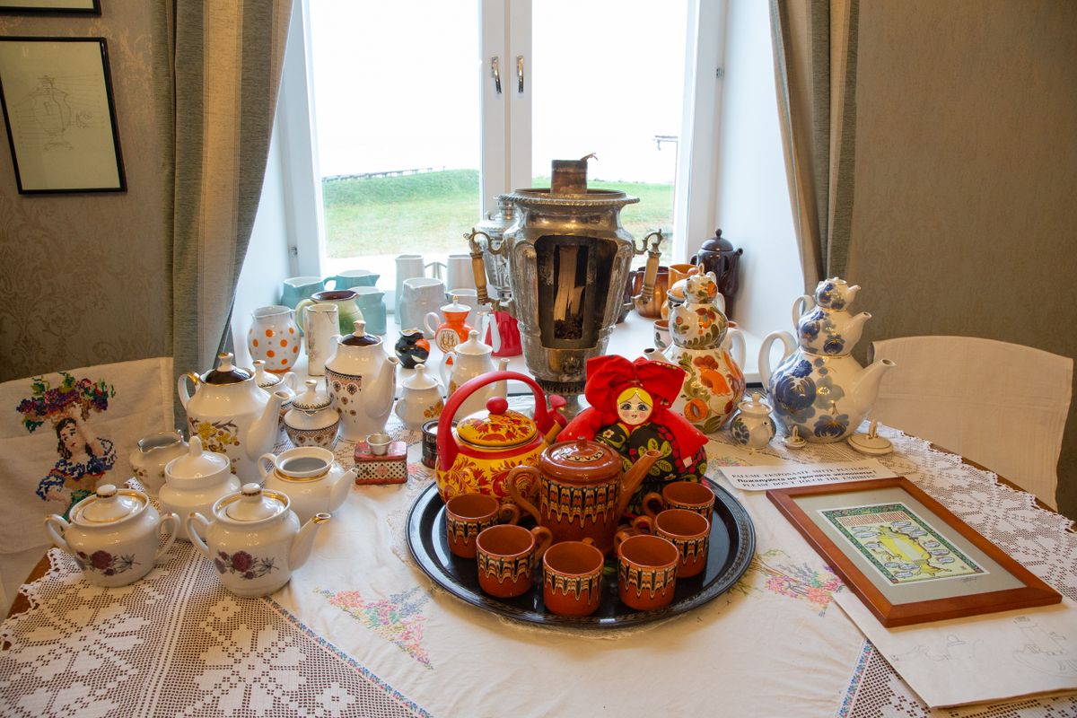 В Музее Причудья к чаю предлагают пряники, баранки и вареный сахар. Во время чайной церемонии из окна можно полюбоваться озером.