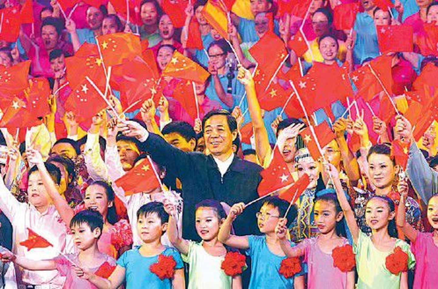 Бо Силай вместе с детьми исполняет революционную песню эпохи Мао Цзэдуна.