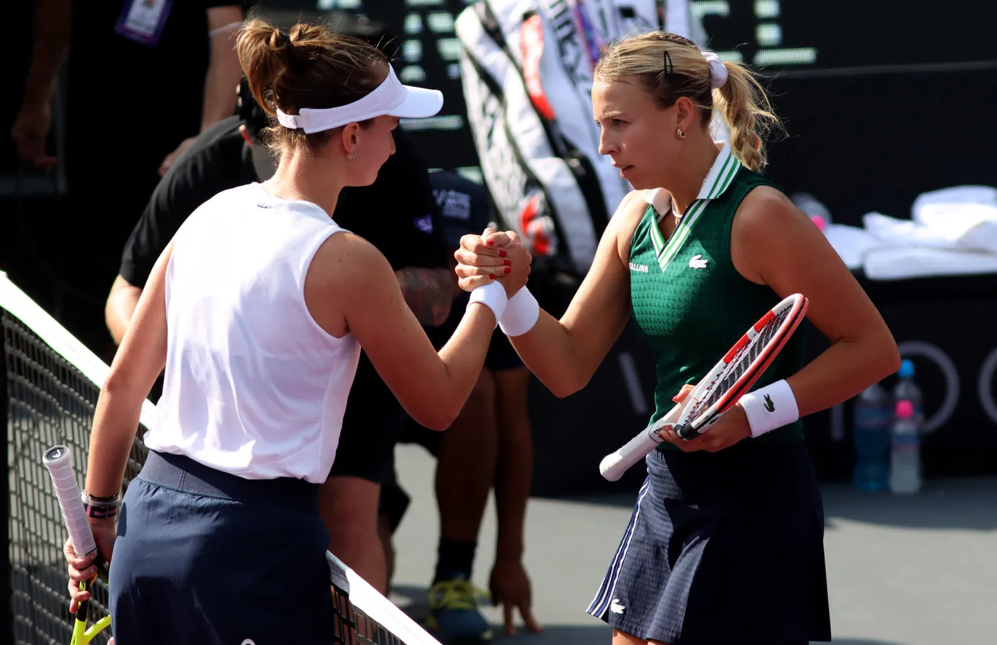 Barbora Krejcikova surumas pärast kaotust Anett Kontaveidi kätt.