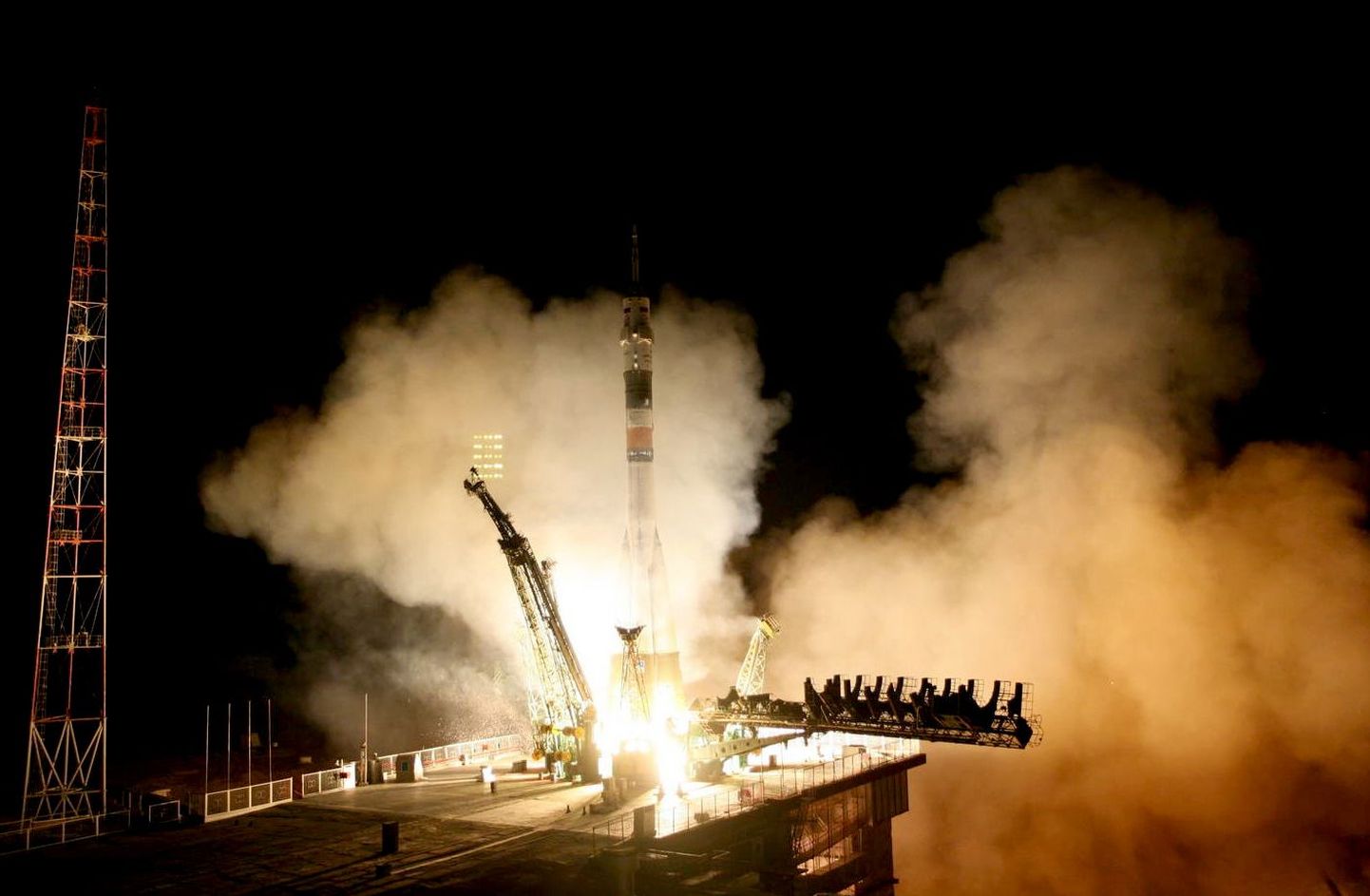 Sojuz-U kanderaketi start koos veolaevaga Progress MS-04.