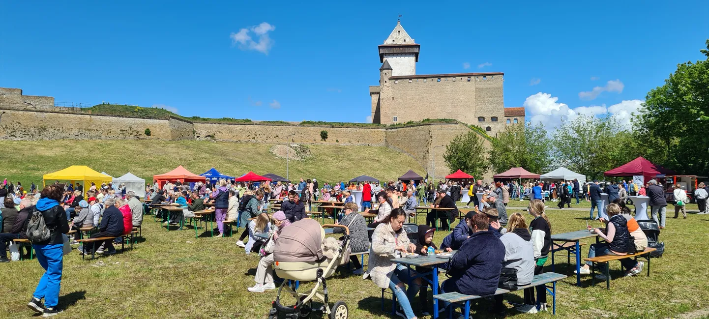 На проводимой уже более 10 лет городской ежегодной ярмарке дегустации «Вкусы Нарвы» площади для предпринимателей предоставляются бесплатно.