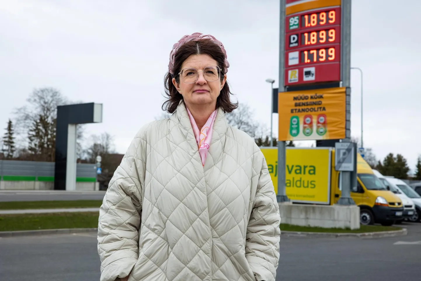 Ragn Sellsi juht Kai Realo poseeris Postimehe palvel sel kolmapäeval kütusefirma hinnasildi all. 13 kuuga on bensiin 95 hind tõusnud 1,35 eurolt 1,89 eurole. Hinnatõus 40 protsenti.