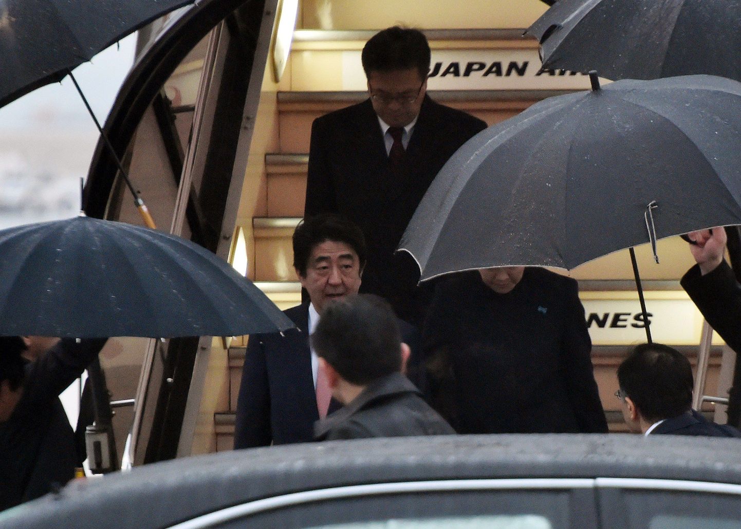 Jaapani peaminister Shinzo Abe (keskel) naasis koos abikaasa Akiega Lähis-Idast täna kodumaale.