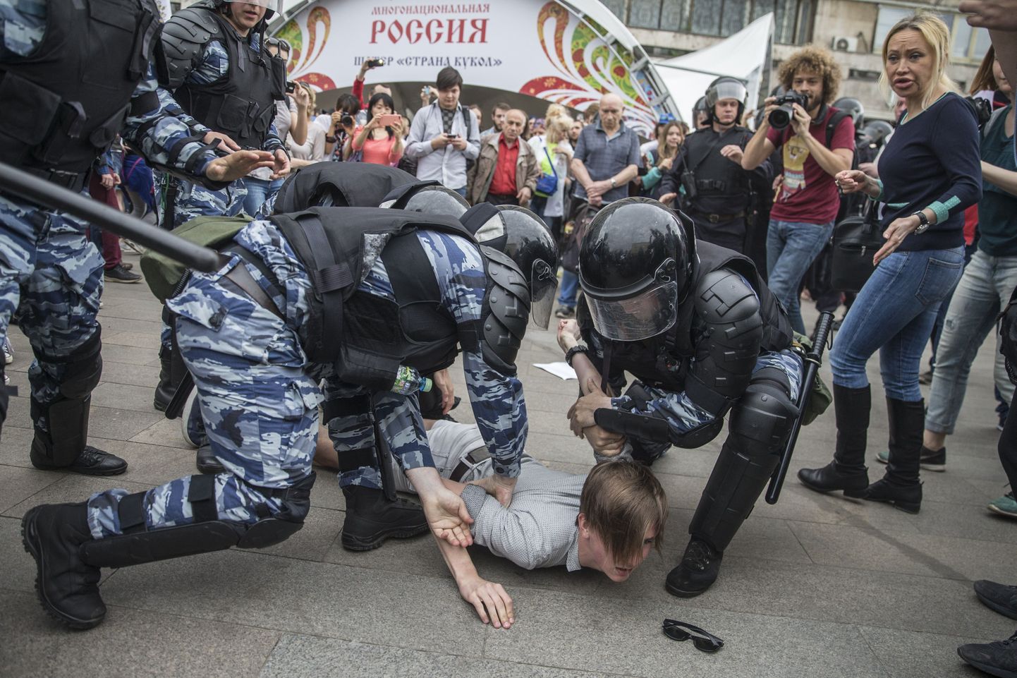Poltseinikud peavad Moskvas meeleavaldaja kinni.