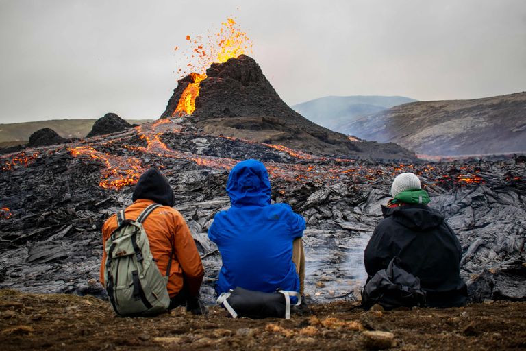 Matkajad vaatamas Fagradalsfjalli vulkaani, mis hakkas purskama.