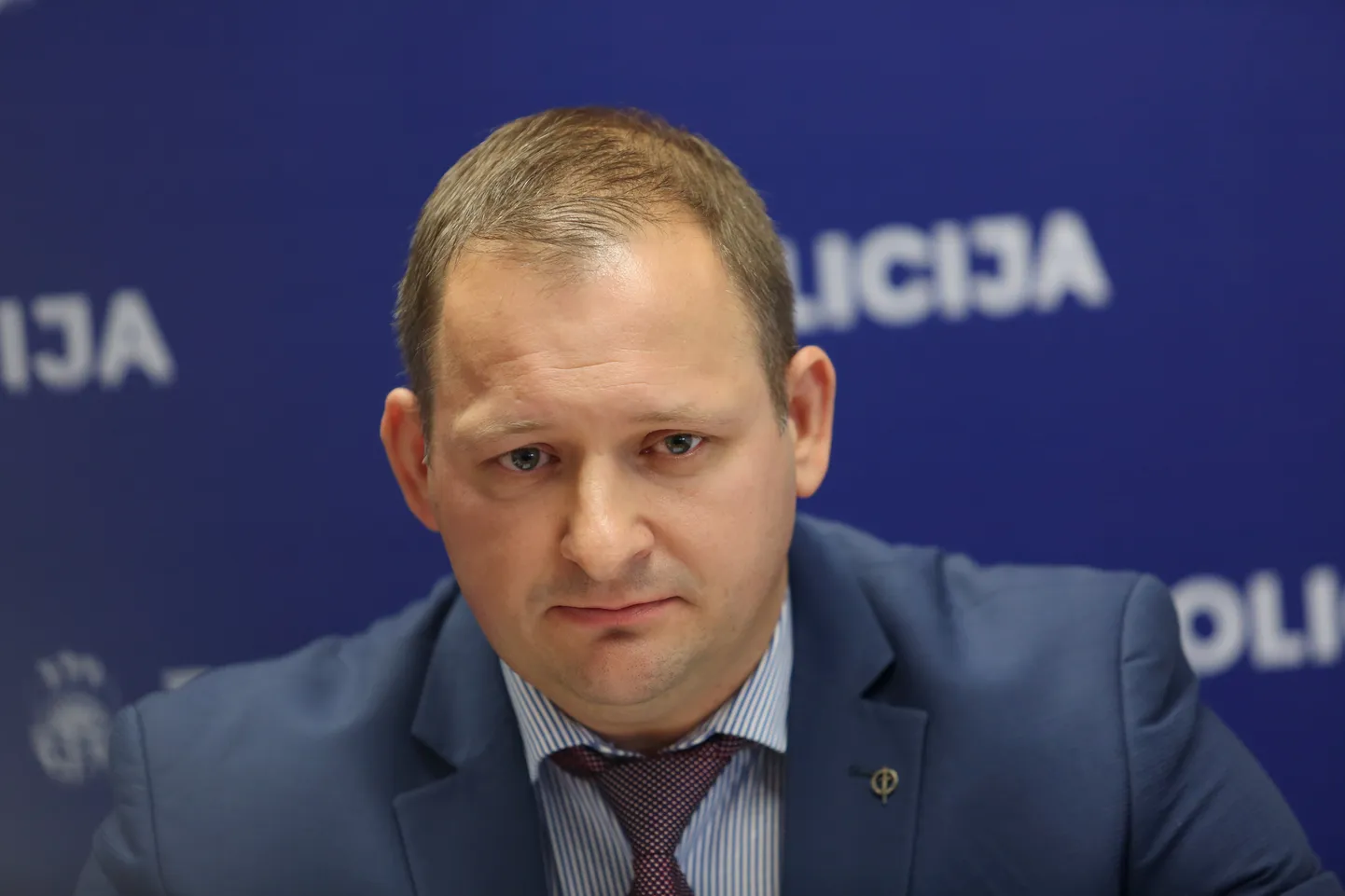 Valsts policijas Kriminālizmeklēšanas pārvaldes priekšnieks Armands Ruks piedalās preses brīfingā par sestdienas naktī notikušo advokāta Pāvela Rebenoka slepkavību.
