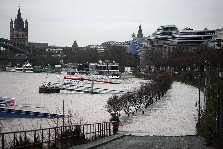 Reini jõgi on Kölnis tuntavalt üle normi.