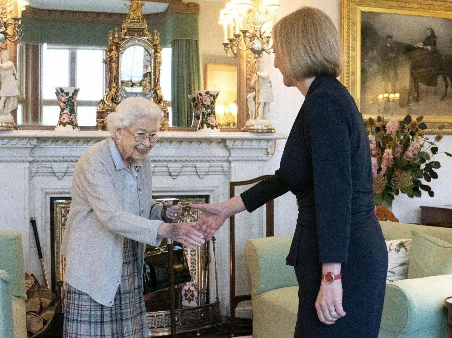 Liz Truss pidi peaministriks saamiseks sõitma Šotimaale Balmorali lossi, kuhu 96-aastane kuninganna Elizabeth II on terviseprobleemide tõttu kolinud. Monarhilt sai ta ametliku loa valitsuse moodustamiseks. 