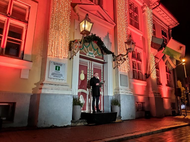 Kui eelmisel aastal kuulutati Pärnus jõulurahu välja Brackmanni maja rõdult Ringi tänaval, siis täna naasti traditsioonilisse kohta raekoja ette.