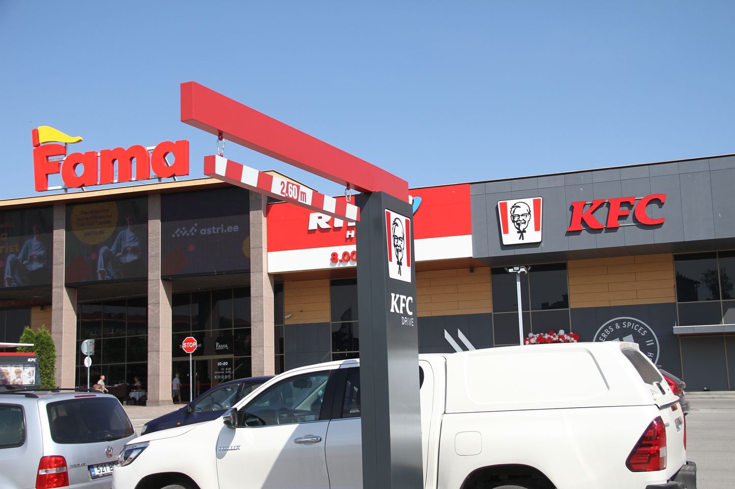 В Нарве открылся ресторан KFC. Очередь в него выстроилась еще за полчаса до открытия.