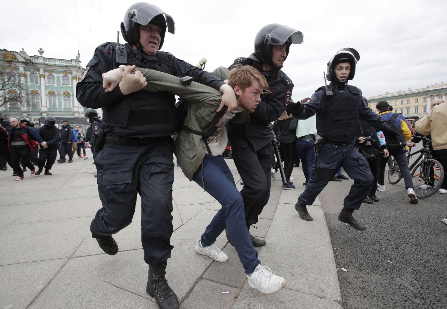 Ametnikud Peterburis meeleavaldajat vahistamas.