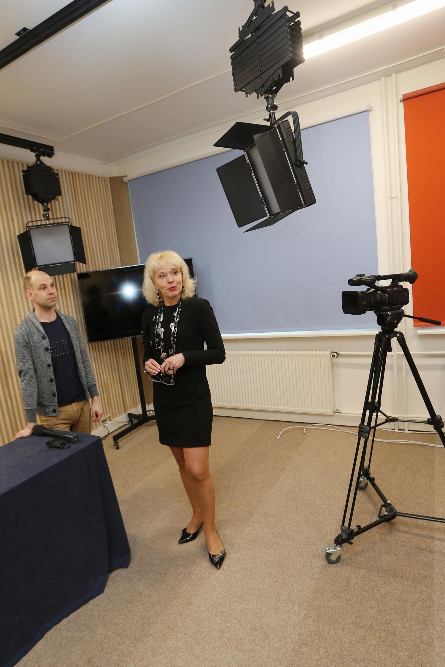 Petersoni gümnaasiumi direktor Merike Kaste ja projektijuht Riho Rosin tutvustasid 50 000 eurot maksvat stuudiot.
