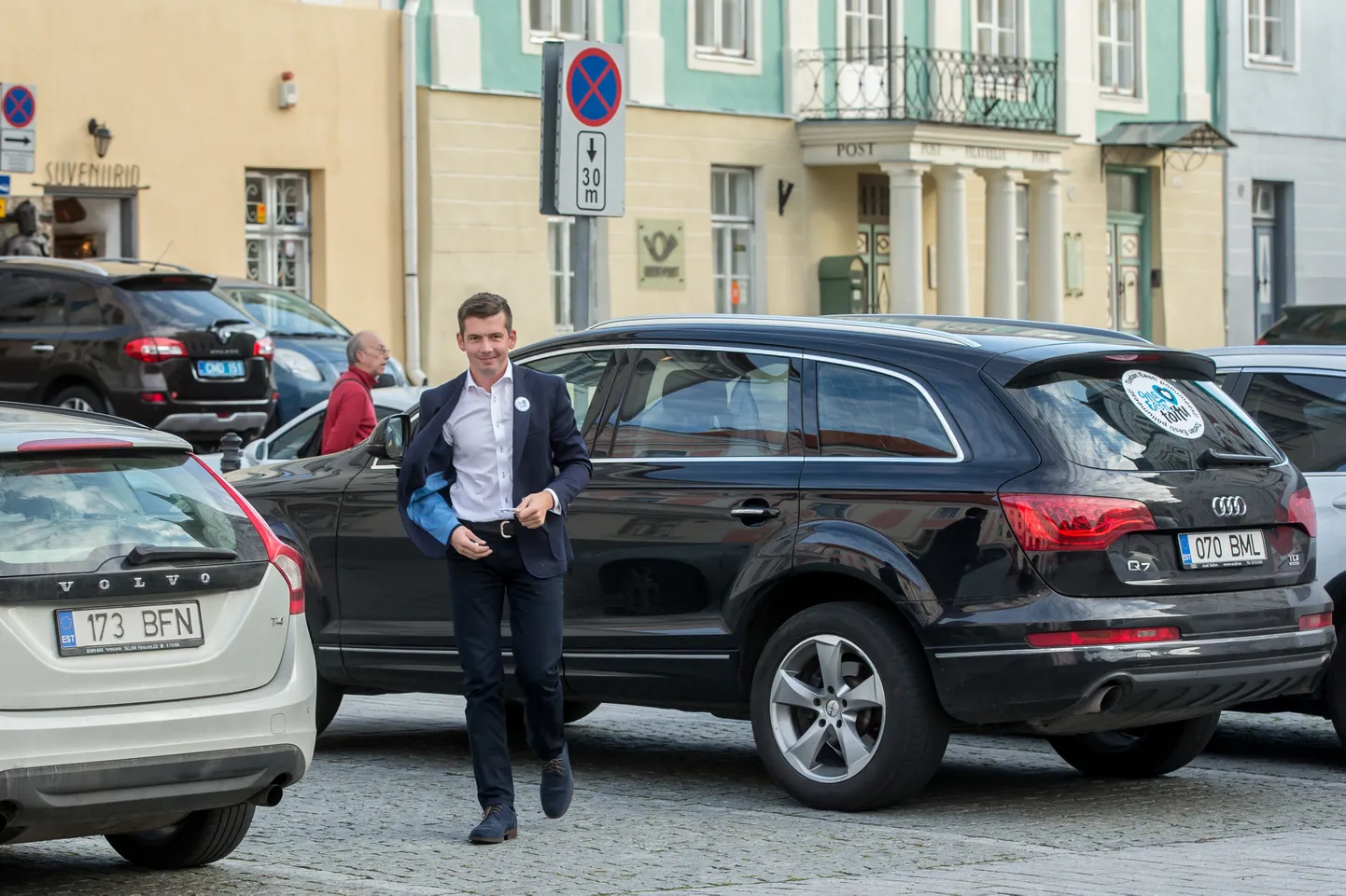 Мартин Репинский со своим роскошным внедорожником на Тоомпеа в 2015 году, через несколько месяцев после его приобретения. 

Эрик ПРОЗЕС ("Постимеэс")