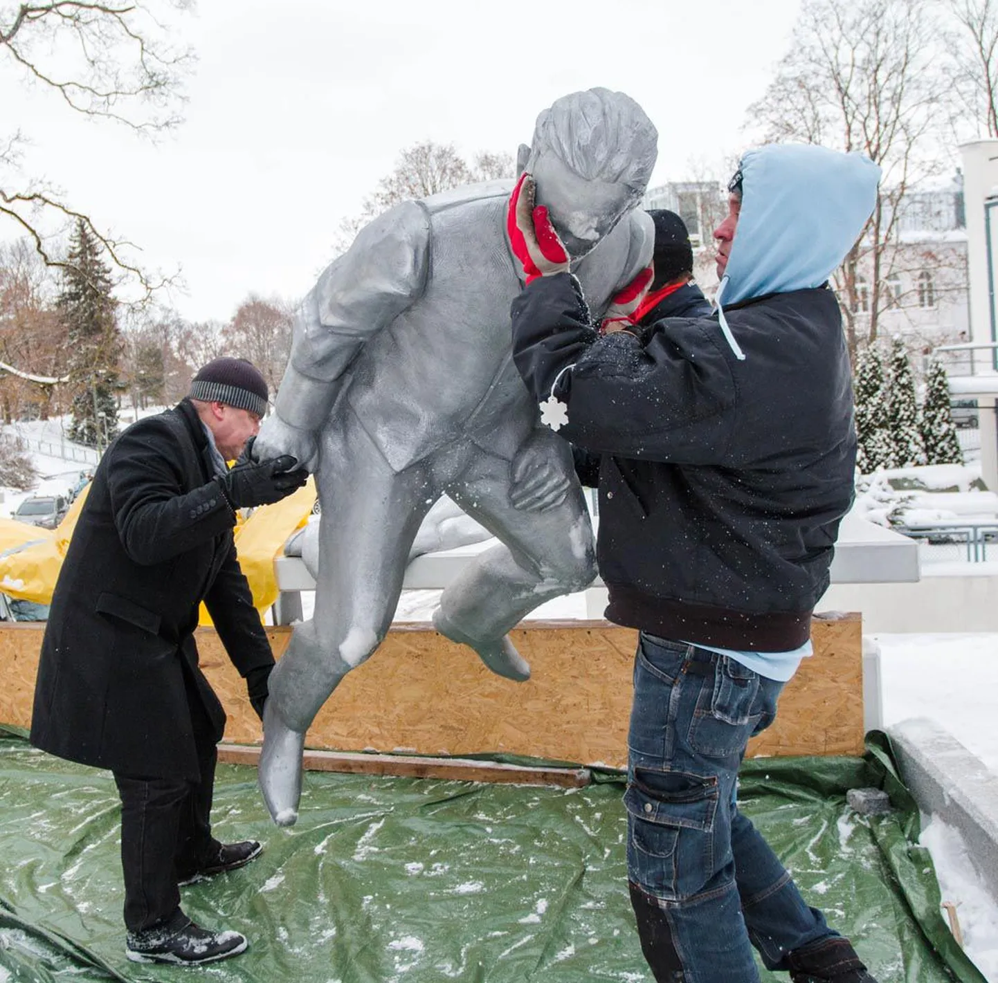 Legendaarse arhitekti Olev Siinmaa skulptuur avatakse Pärnu Vallikääru nõlval reedel.