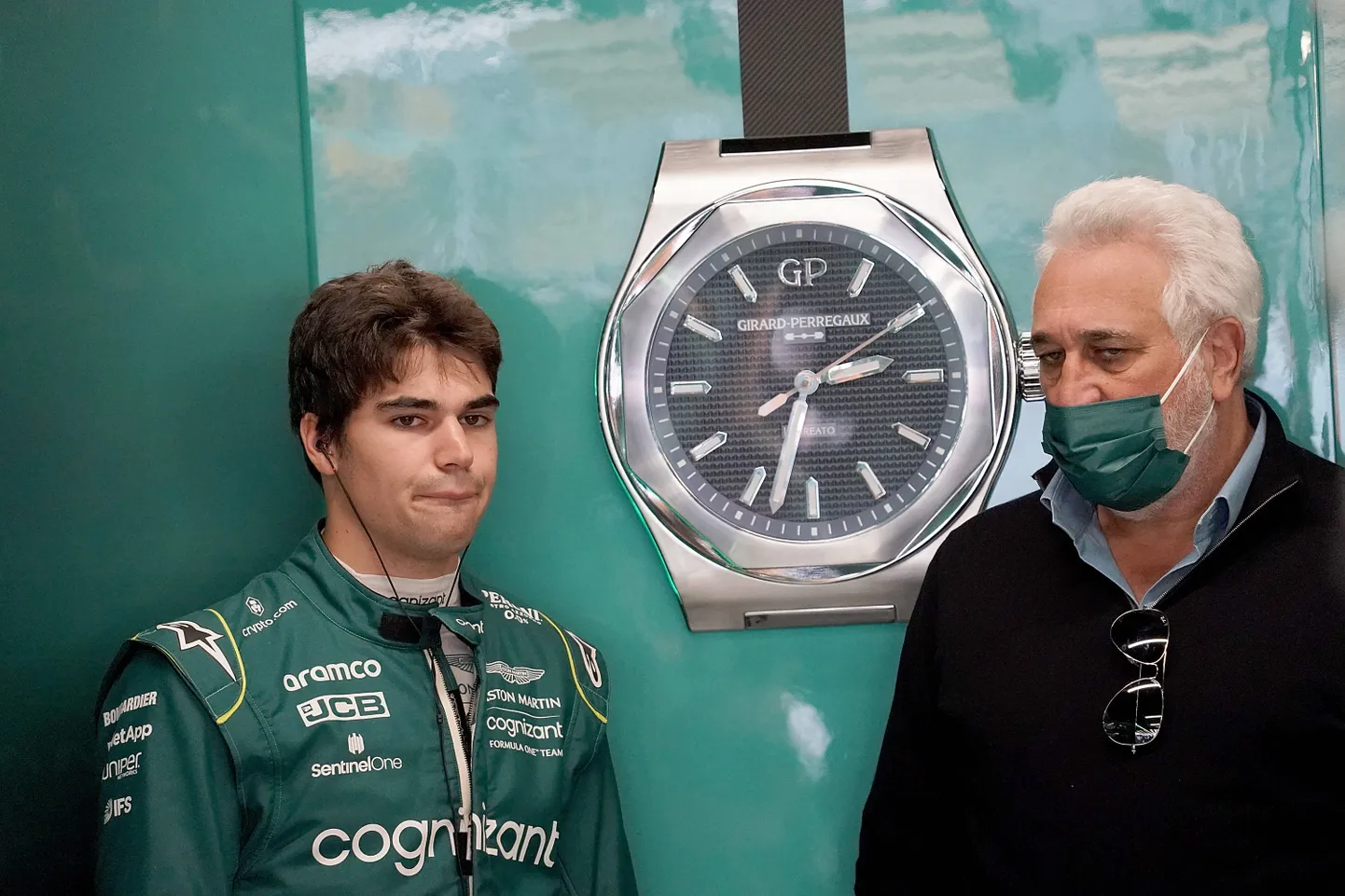 Lawrence Stroll (paremal) on endise tiimipealiku Colin Kollesi sõnul Aston Martini hädade taga. Kõrval seisab Strolli poeg Lance.