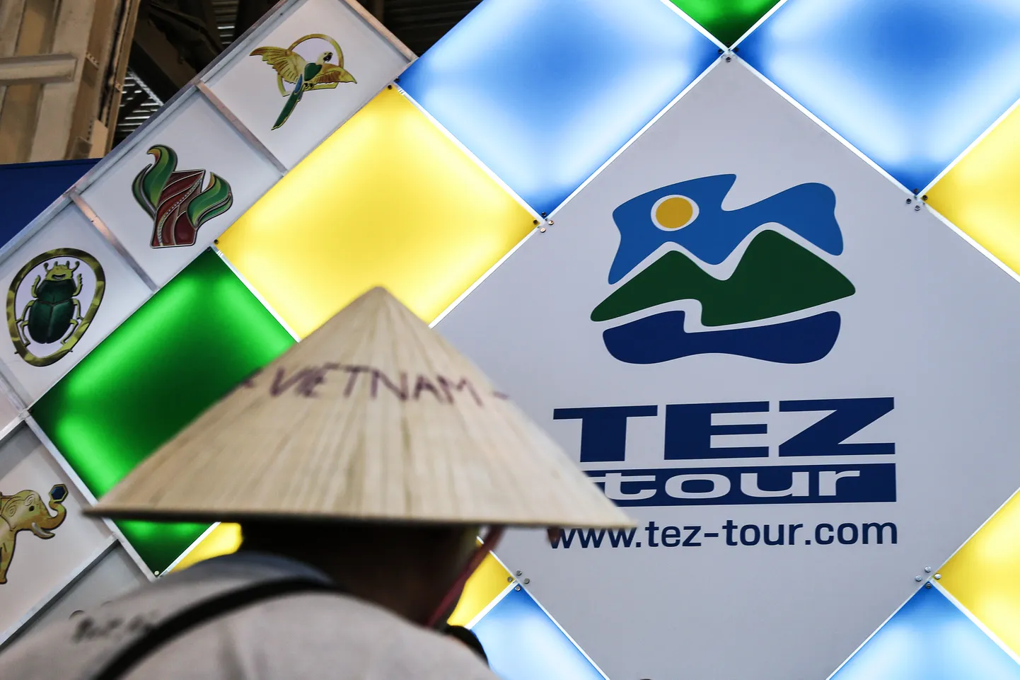 Логотип Tez Tour.