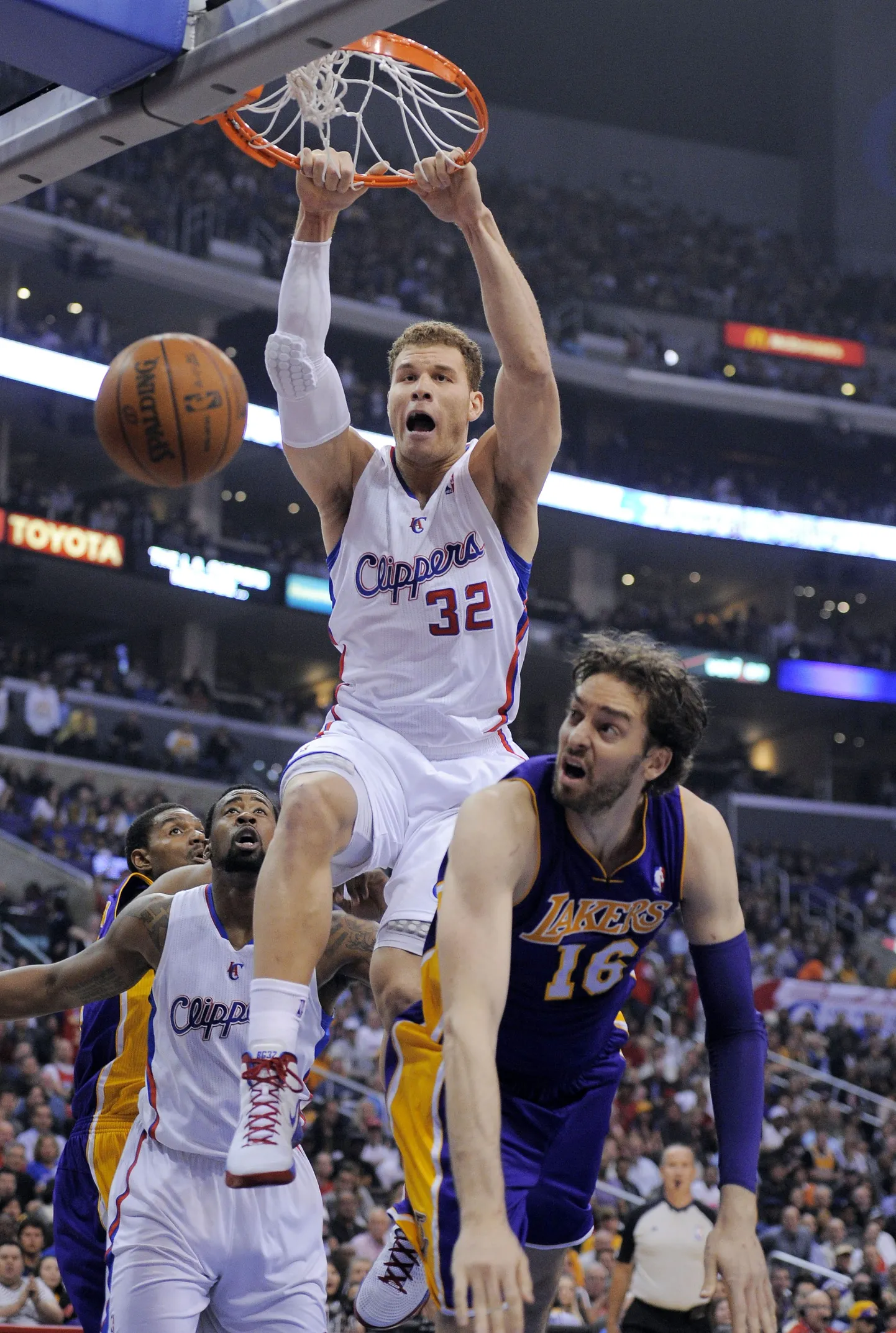 Blake Griffin on pannud palli üle Pau Gasoli pealt sisse.