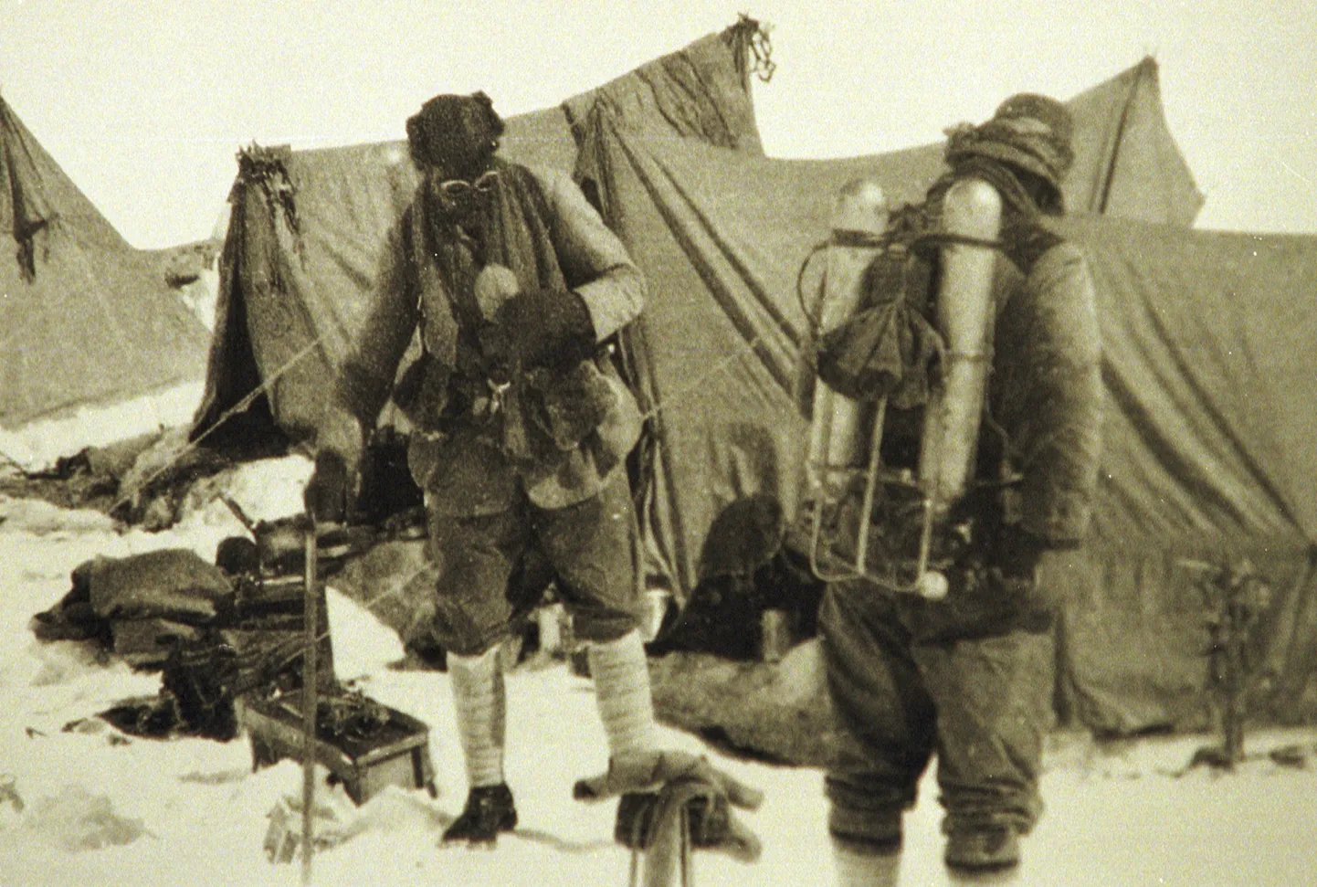 Briti mägironijad George Mallory (vasakul) ja Andrew Irvine üritasid 1924. aasta juunis jõuda maailma kõrgeima mäe Džomolungma tippu, kuid jäid kadunuks. Nüüd süüdistavad britid hiinlasi Mallory ja Irvine'i surnukehade teisaldamises.