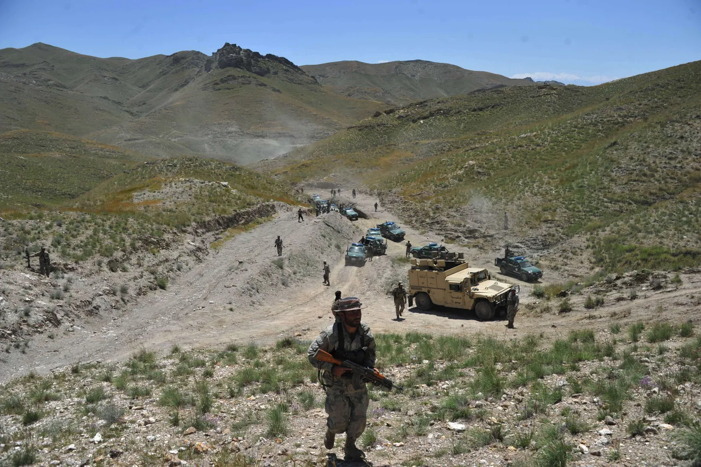 Afganistani piirivalvur Afganistani ja Pakistani vahelisel piiril.