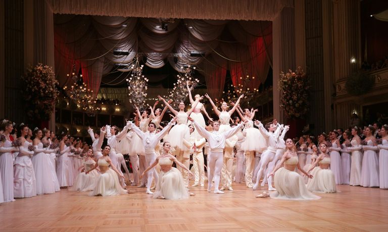 Viini Riigiooperi balletitantsijad esinemas 2016 ooperiballil.