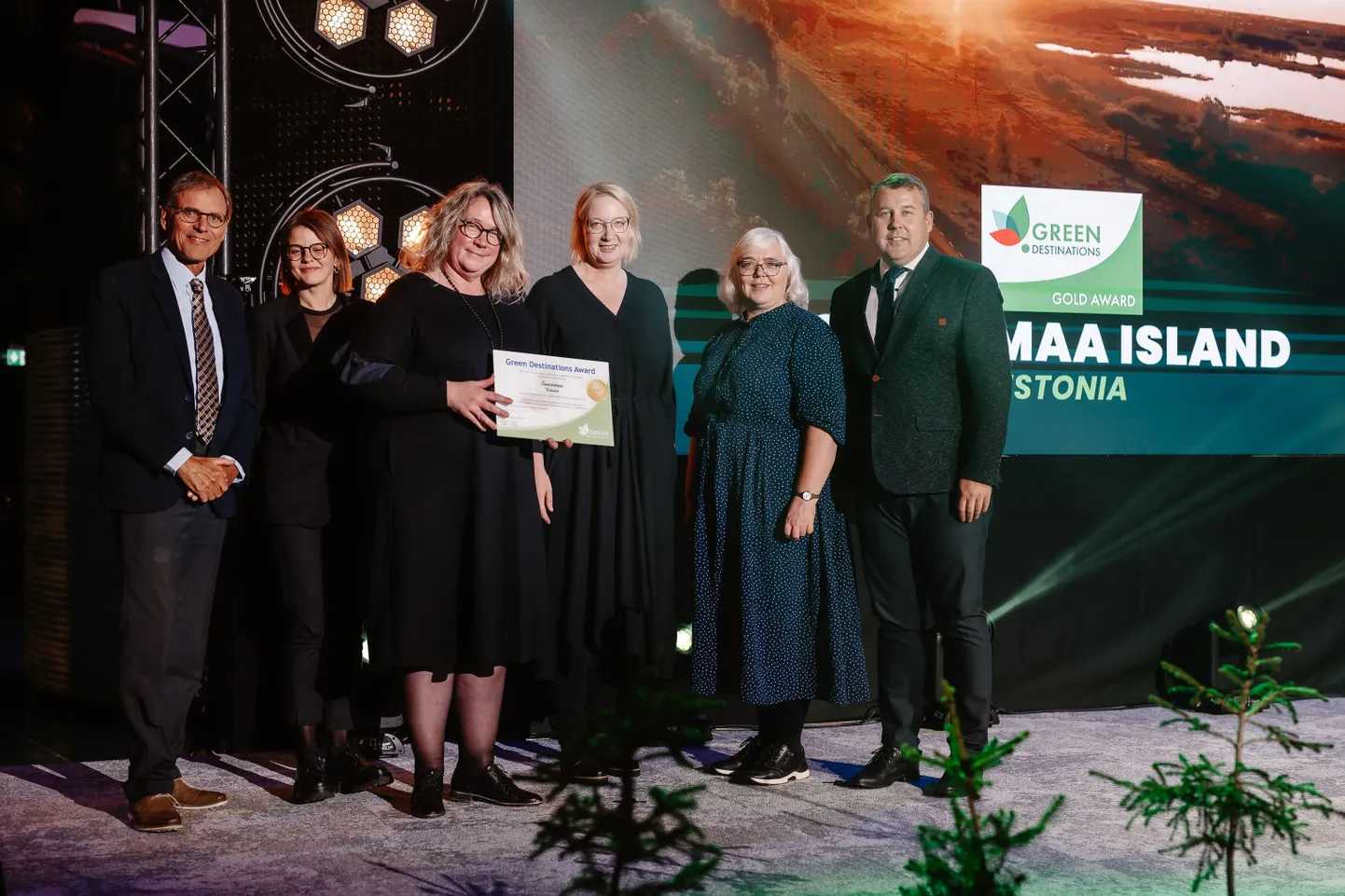 Pildil kestlike sihtkohtade rahvusvahelise koostöövõrgustiku Green Destinations asutaja ja president Albert Salman, SA Saare Arenduskeskuse projektijuht Maria Kallaste, Visit Saaremaa arendusspetsialist Sigrid Valter, SA Saare Arenduskeskuse ettevõtluskonsultant Helen Batista, Visit Saaremaa turismispetsialist Kati Aus ja Saaremaa valla abivallavanem Koit Voojärv. Saare Arenduskeskus on Saarte DMO põhipartner.