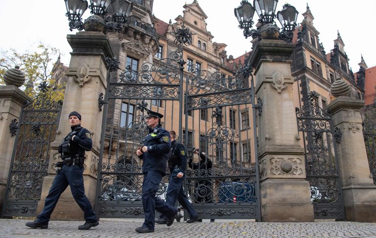 Saksa politsei pärast juveeliröövi valvamas Dresdeni lossi ümbrust