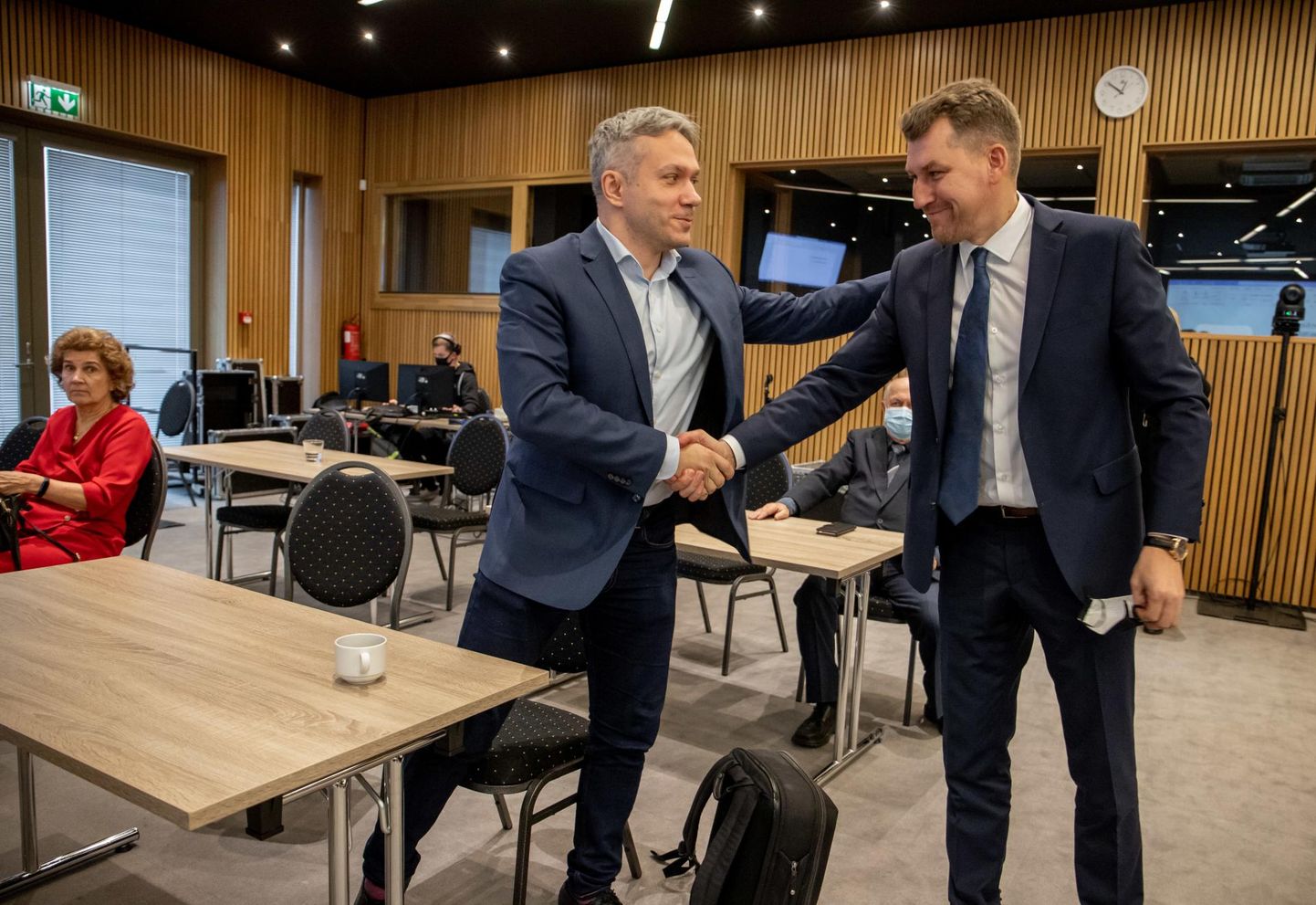 Andres Metsoja (Isamaa, paremal) õnnitleb Andrei Korobeinikut (Keskerakond) Pärnu linnavolikogu esimeheks saamise puhul.