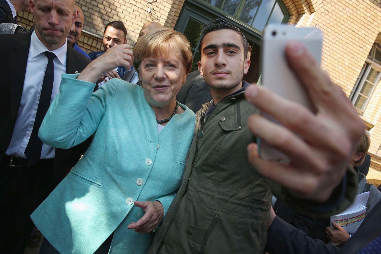 Saksamaa toonane kantsler Angela Merkel poseerimas 2015. aasta septembris Berliinis süürlasest sisserändajaga.