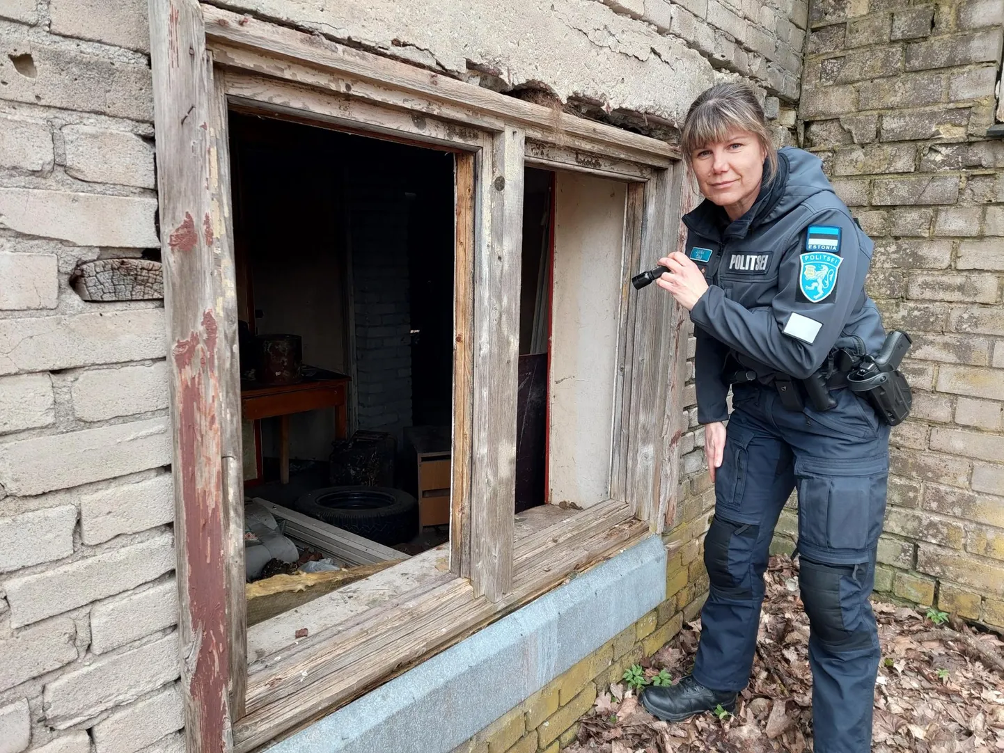 Politsei Jõgeva piirkonnagrupi juht Jana Õim näitas lapsi ligitõmbavat mahajäetud garaažikompleksi, kus alles hiljuti puhkes tulekahju, mille ilmselt süütasid lapsed.