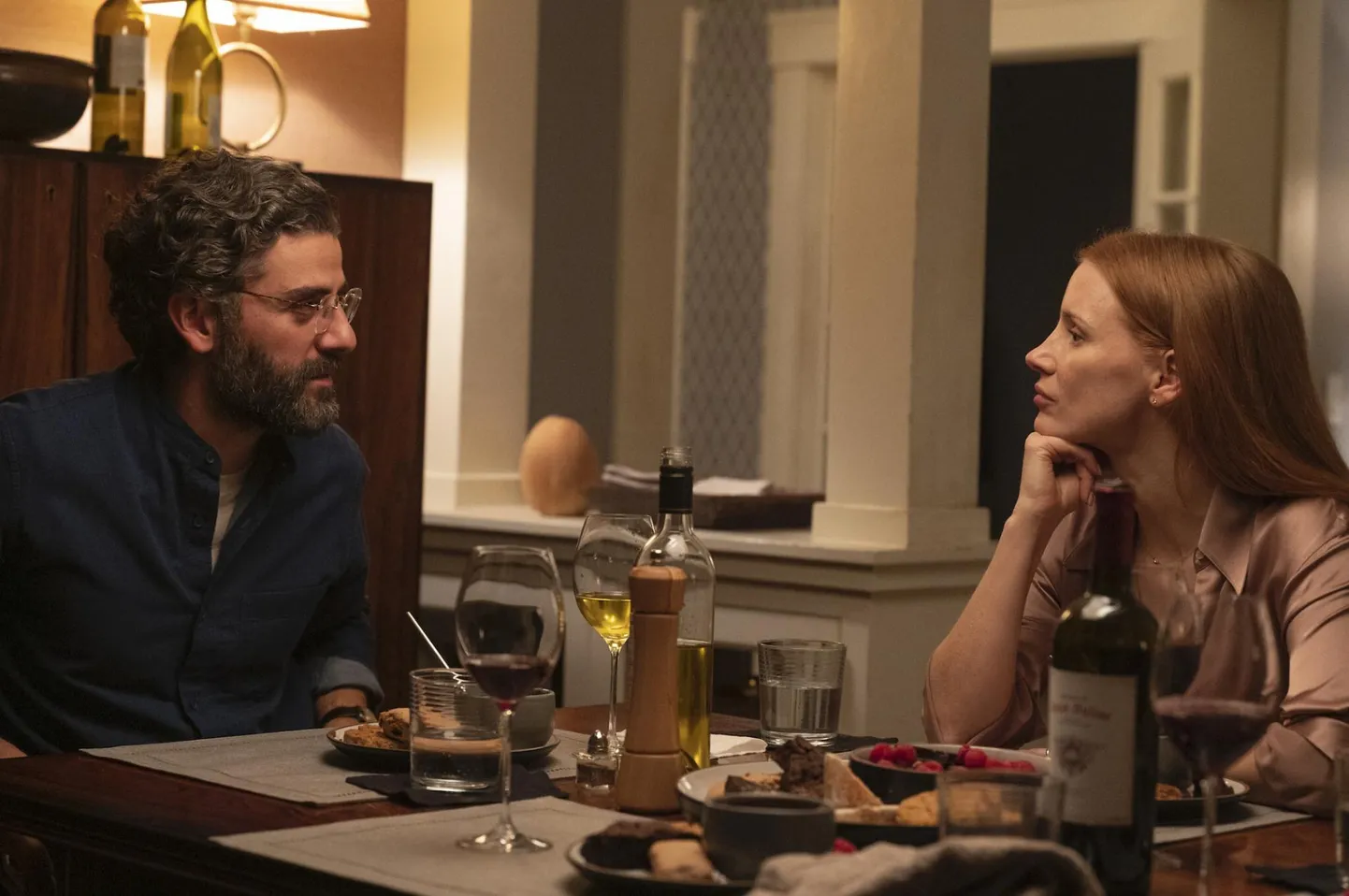 Oscar Isaac ja Jessica Chastain imiteerimas Liv Ullmanni ja Erland Josephsoni. Kuid hommikust on saanud õhtu... FOTO: Seriaalikaader