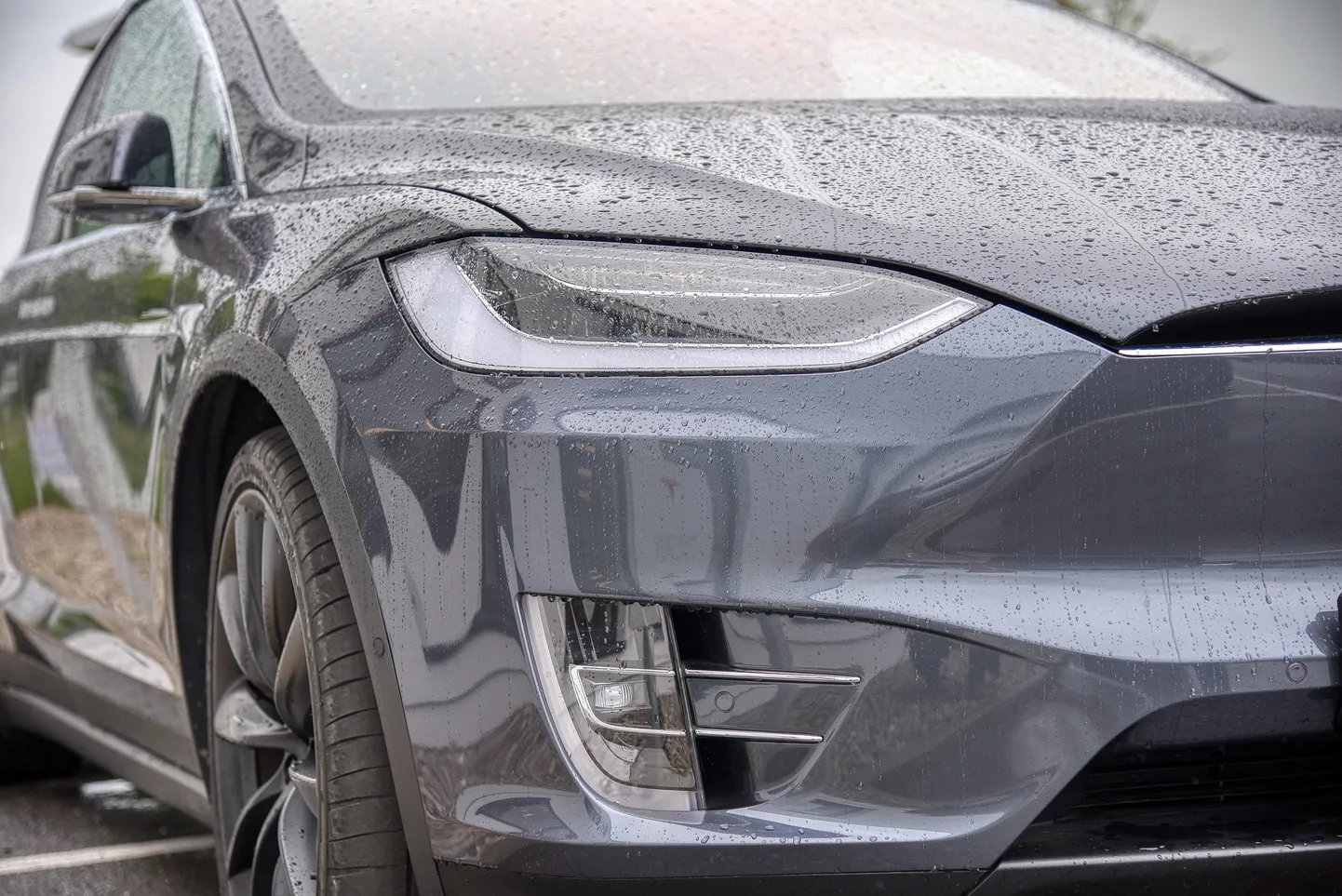Kui lidariga isejuhtivad autod tajuvad ümbrust ka tiheda vihmasaju või udu sees, siis vaid kaameratele lootev Tesla võib hätta jääda.