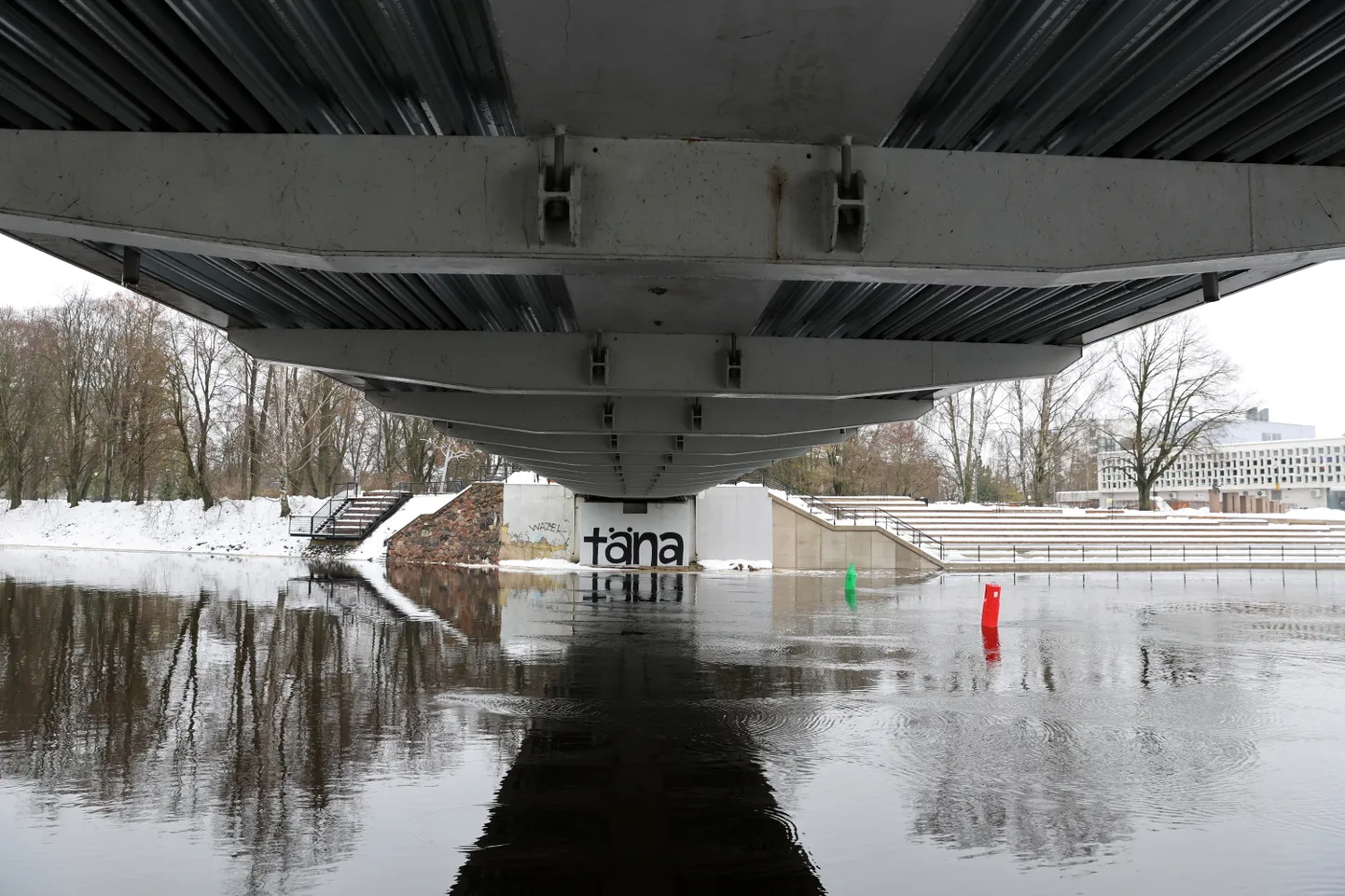 Emajõe veetase jätkub kerkimist, kuid prognoosi järgi pole ohtu, et see Kaarsilla lähistel üle kallaste kerkiks.