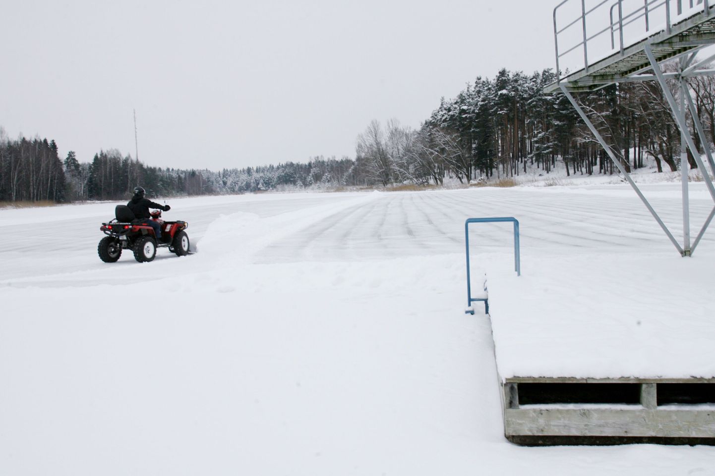 Verevi järvelt lükatakse  ATV-ga lund.