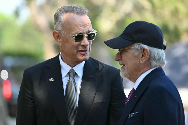 Tom Hanks ja Steven Spielberg tähistamas Prantsusmaal 80 aasta möödumist D-päevast.